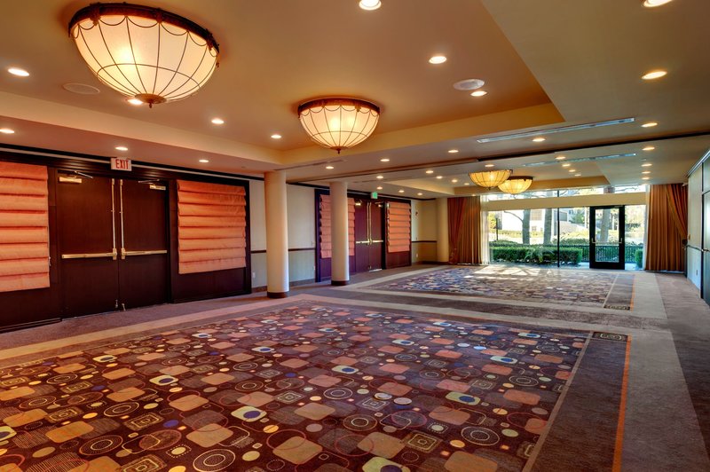 DoubleTree by Hilton Orange County Airport 2
