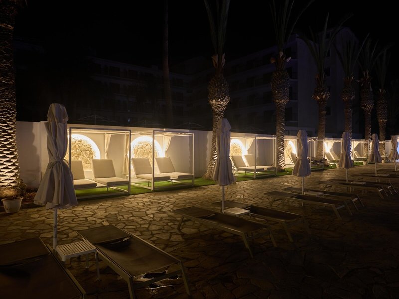 Bohemian Gardens Hotel 12