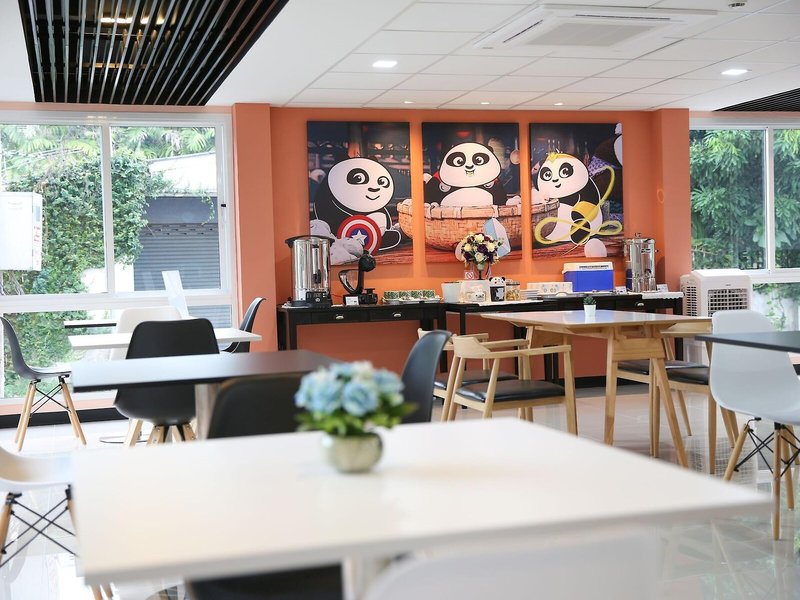 Lucky Panda Hotel 8