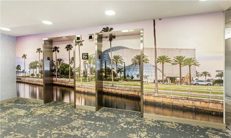 Hampton Inn & Suites St. Petersburg Downtown 3