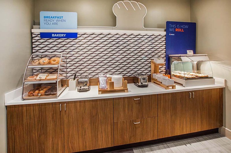 Holiday Inn Express & Suites Aberdeen 3 - Room Example