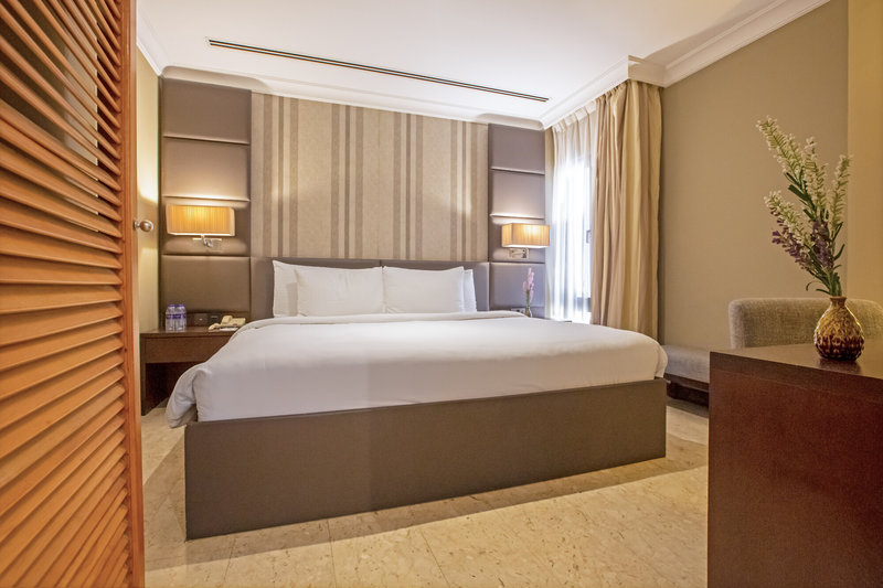 Dubai Marine Beach Resort and Spa 8