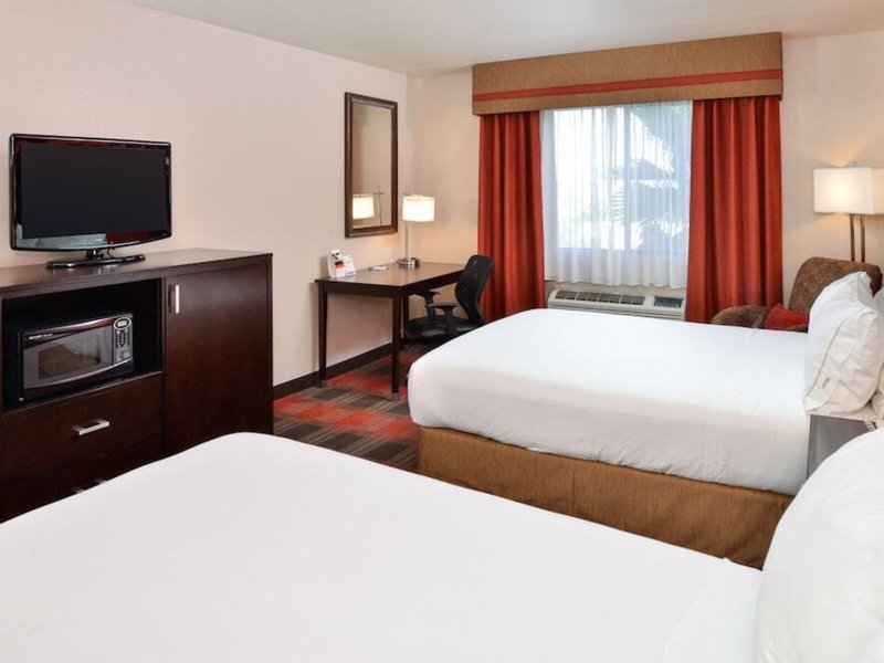 Holiday Inn Express & Suites Kingman 22 - Room Example