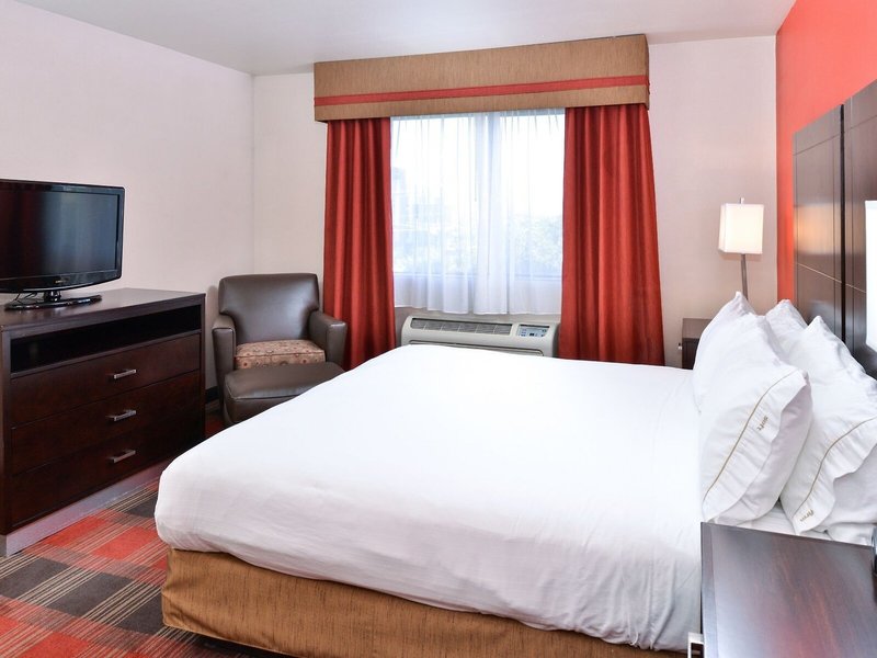 Holiday Inn Express & Suites Kingman 25 - Room Example
