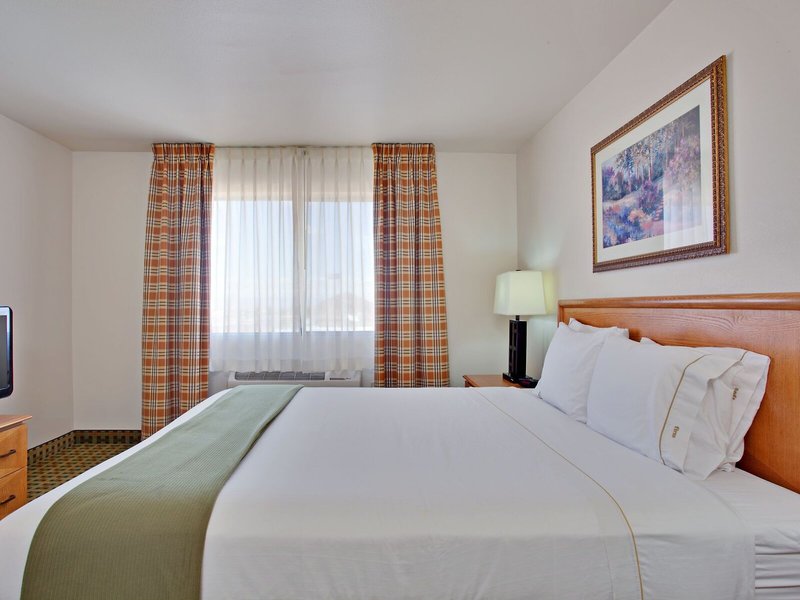 Holiday Inn Express & Suites Kingman 26 - Room Example
