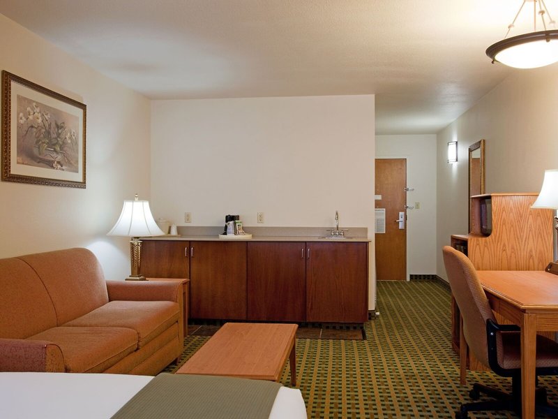 Holiday Inn Express & Suites Kingman 27 - Room Example