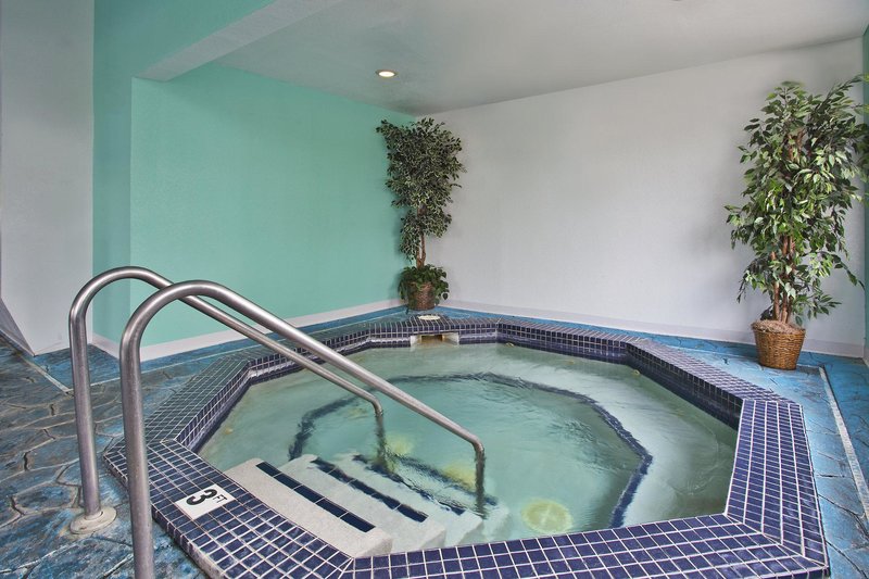 Holiday Inn Express Mackinaw City 2