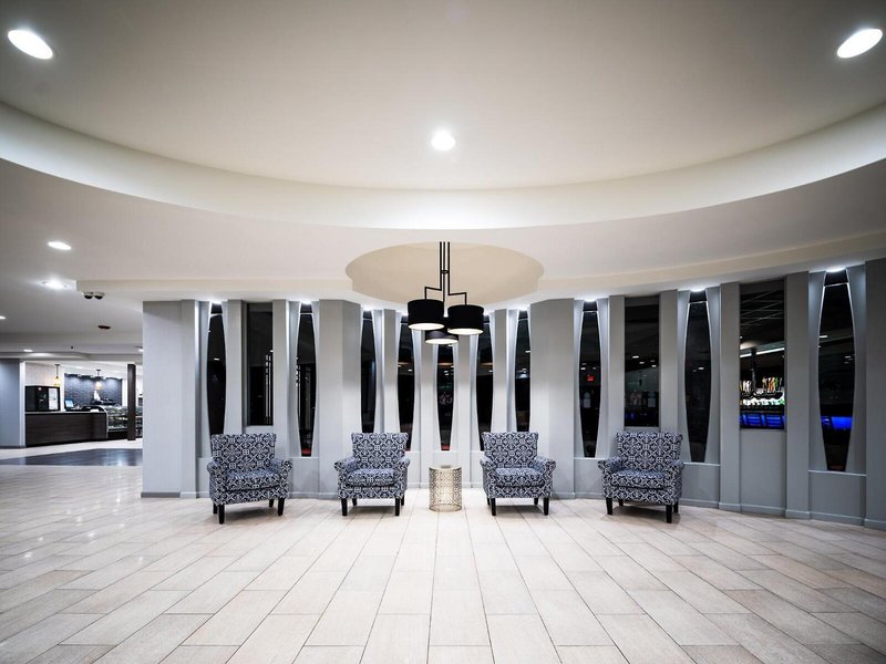 Ramada Plaza Newark Liberty International Airport 9 - Lounge / Lobby