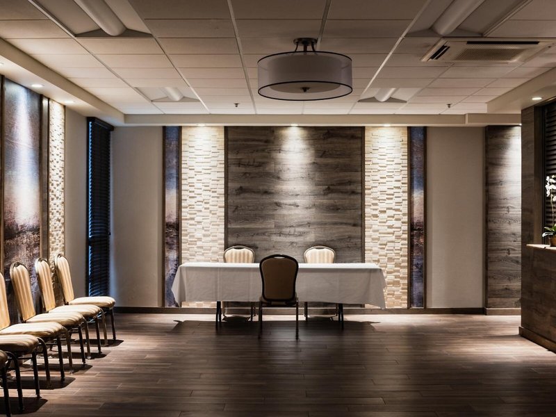 Ramada Plaza Newark Liberty International Airport 12 - Lounge / Lobby