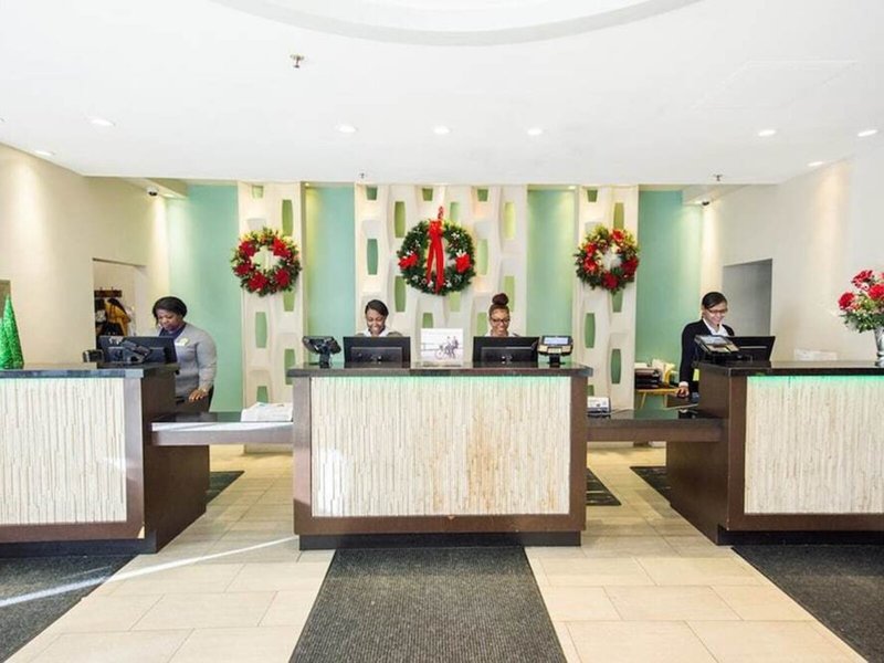 Ramada Plaza Newark Liberty International Airport 13 - Lounge / Lobby
