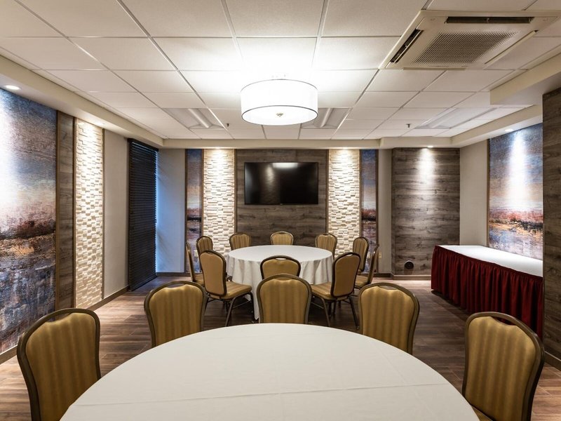 Ramada Plaza Newark Liberty International Airport 23 - Restaurant