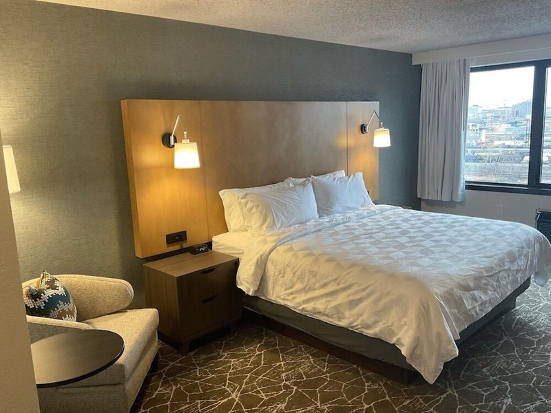 Ramada Plaza Newark Liberty International Airport 31 - Room Example