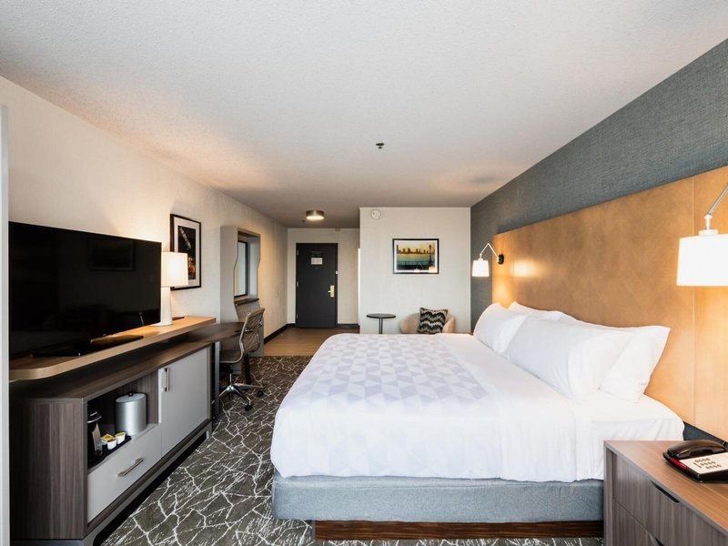 Ramada Plaza Newark Liberty International Airport 32 - Room Example
