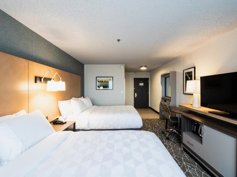 Ramada Plaza Newark Liberty International Airport 33 - Room Example