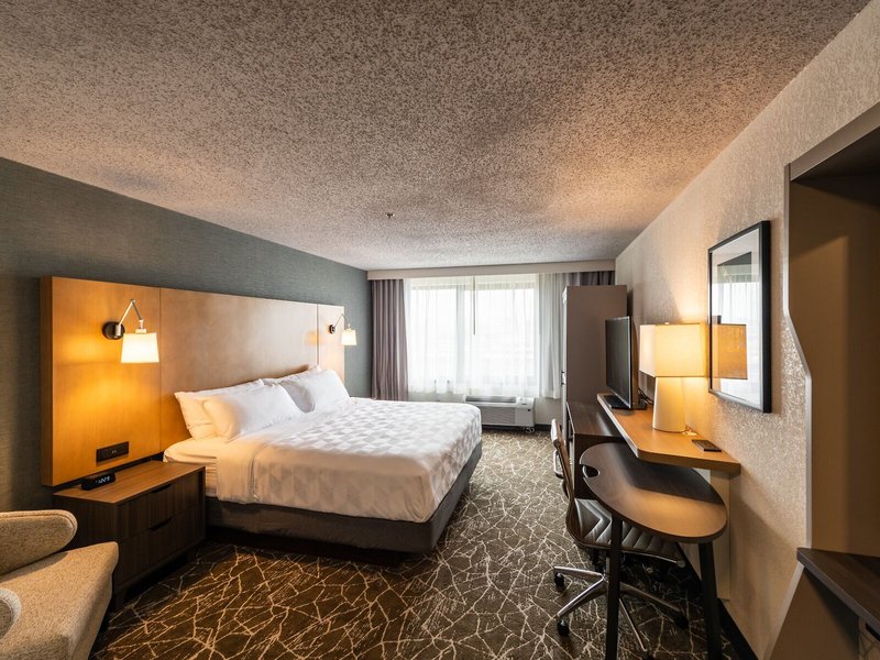 Ramada Plaza Newark Liberty International Airport 40 - Room Example