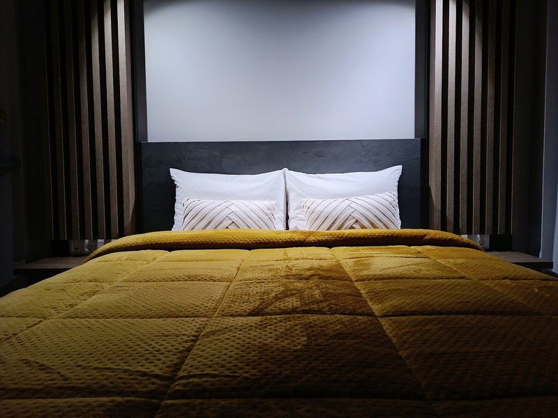 Elizabeth Queen Luxuxy Rooms 7 - Room Example