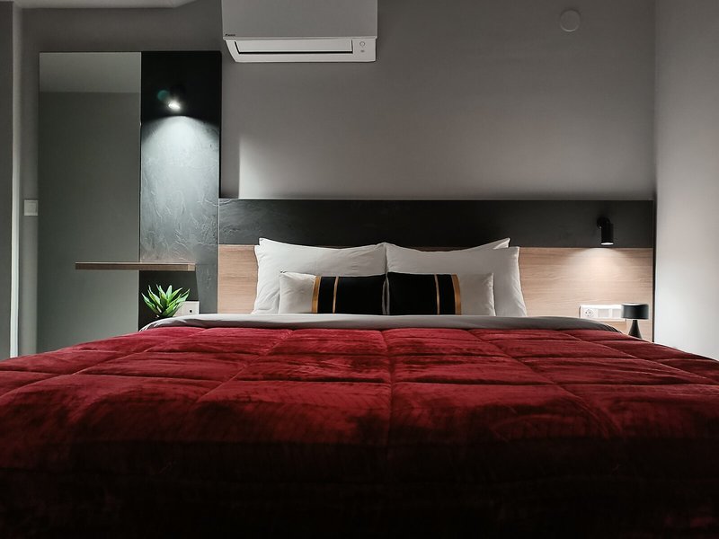 Elizabeth Queen Luxuxy Rooms 8 - Room Example