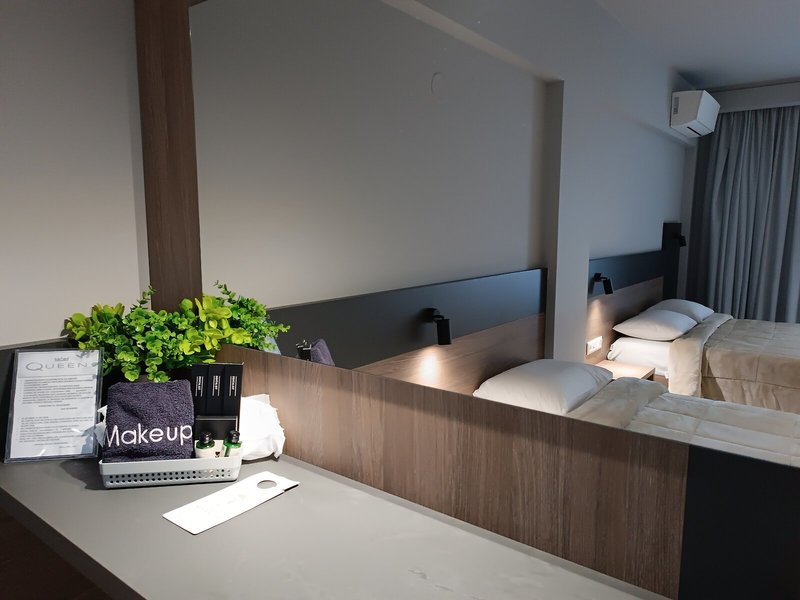 Elizabeth Queen Luxuxy Rooms 10 - Room Example