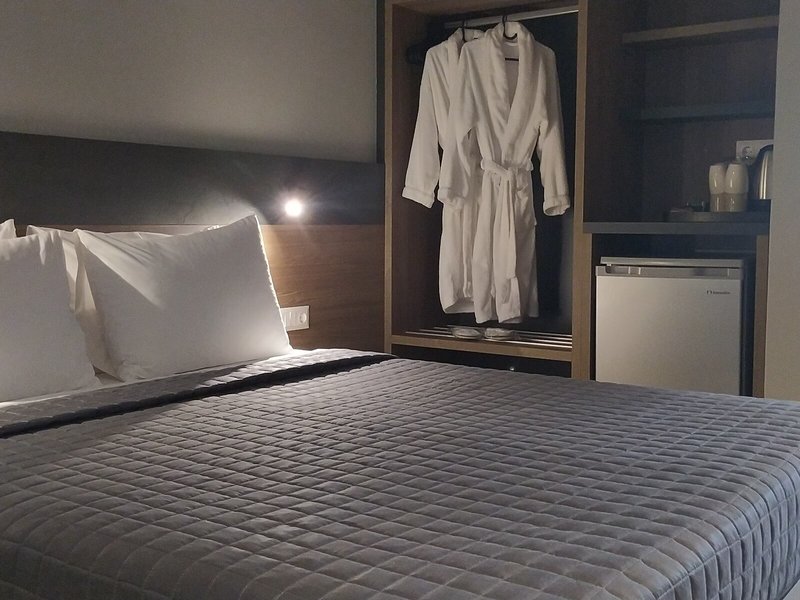 Elizabeth Queen Luxuxy Rooms 11 - Room Example