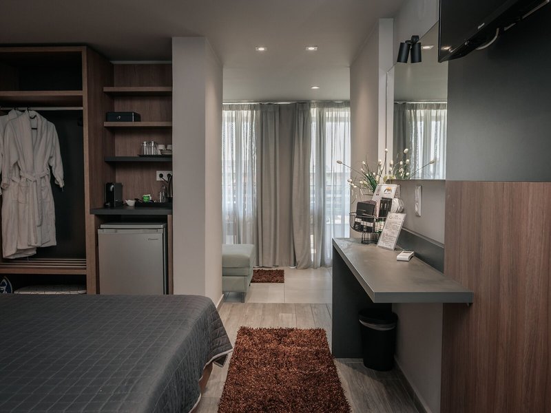 Elizabeth Queen Luxuxy Rooms 14 - Room Example