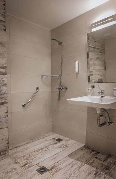 Elizabeth Queen Luxuxy Rooms 23 - Bathroom Example