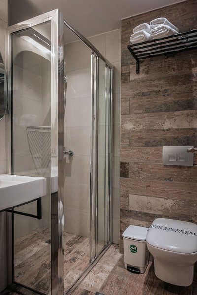 Elizabeth Queen Luxuxy Rooms 24 - Bathroom Example