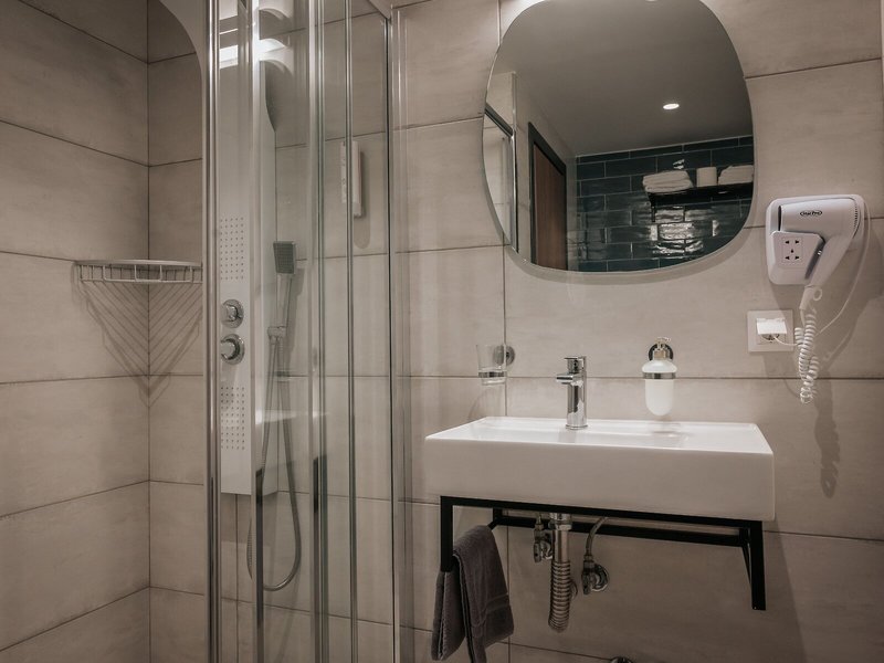 Elizabeth Queen Luxuxy Rooms 27 - Bathroom Example