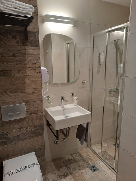 Elizabeth Queen Luxuxy Rooms 35 - Bathroom Example