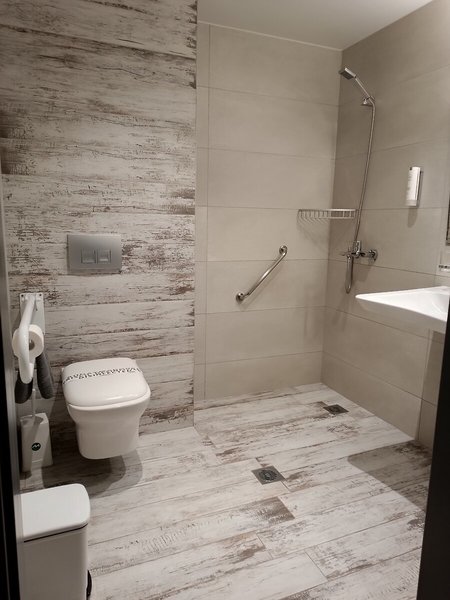 Elizabeth Queen Luxuxy Rooms 38 - Bathroom Example