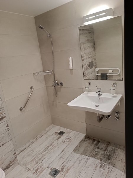 Elizabeth Queen Luxuxy Rooms 40 - Bathroom Example