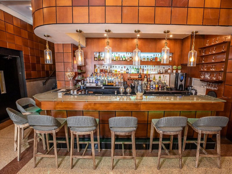 Chesterfield Hotel & Suites 16