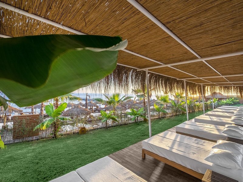 Rubi Platinum Sign 21 - Outdoor Pool