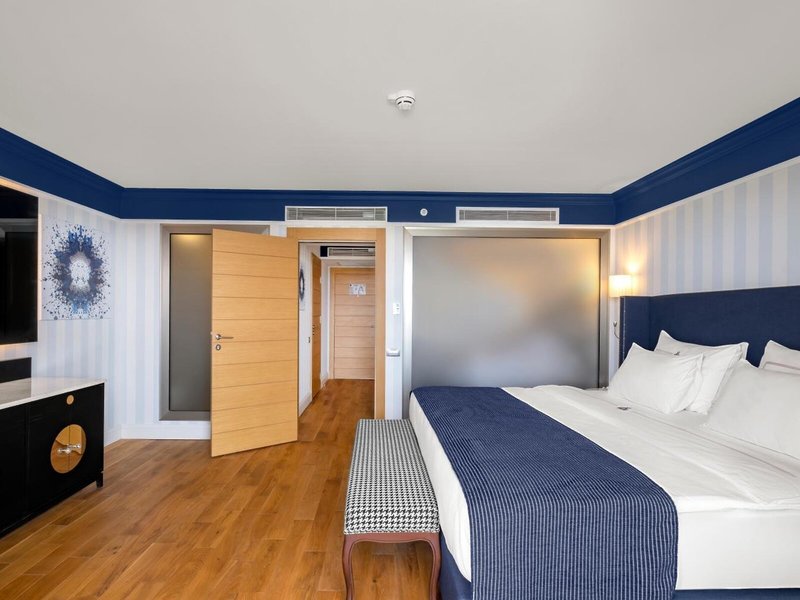 Rubi Platinum Sign 45 - Room Example
