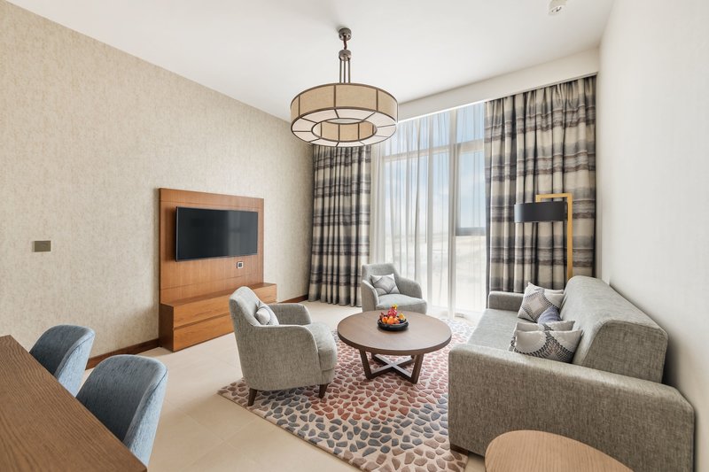 Holiday Inn Dubai Al-Maktoum Airport 4