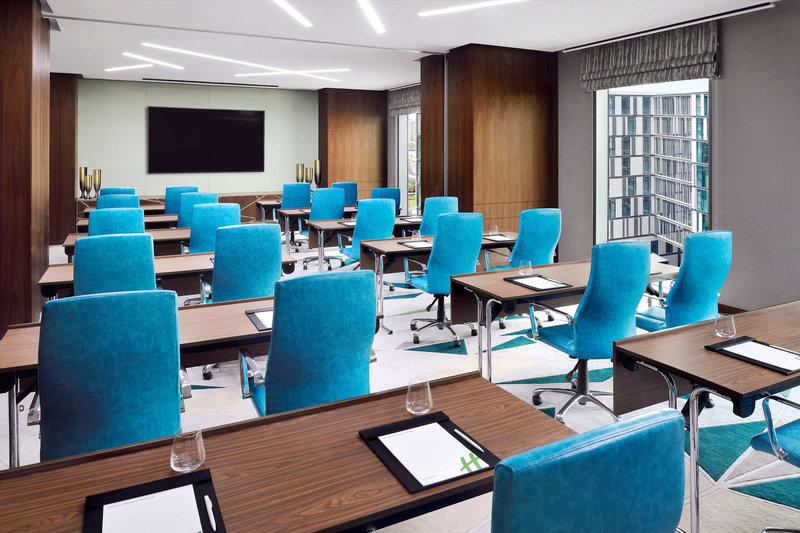 Holiday Inn Dubai Al-Maktoum Airport 12