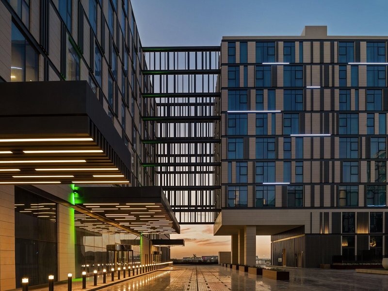 Holiday Inn Dubai Al-Maktoum Airport 1