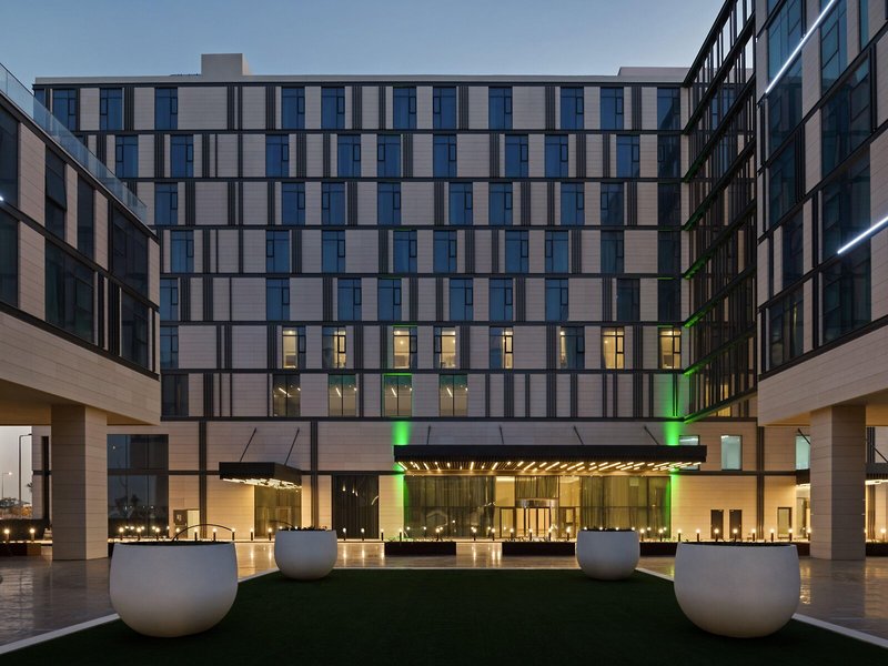 Holiday Inn Dubai Al-Maktoum Airport 2