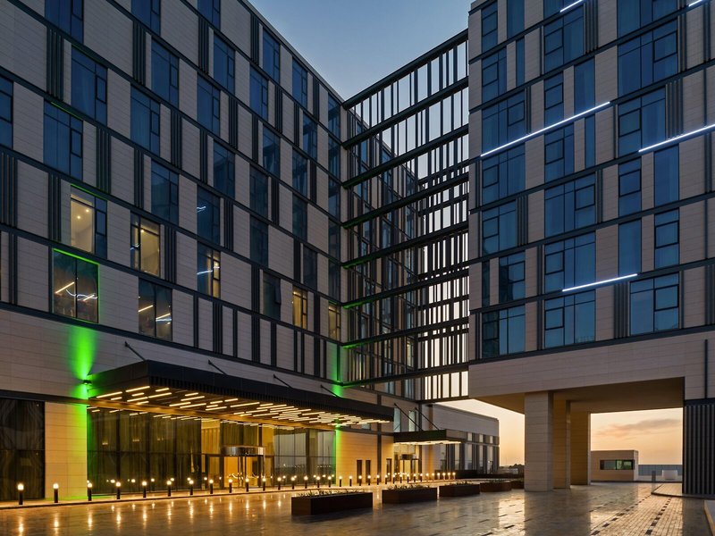 Holiday Inn Dubai Al-Maktoum Airport 3