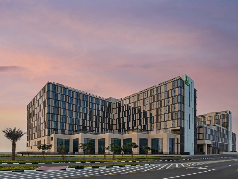 Holiday Inn Dubai Al-Maktoum Airport 5