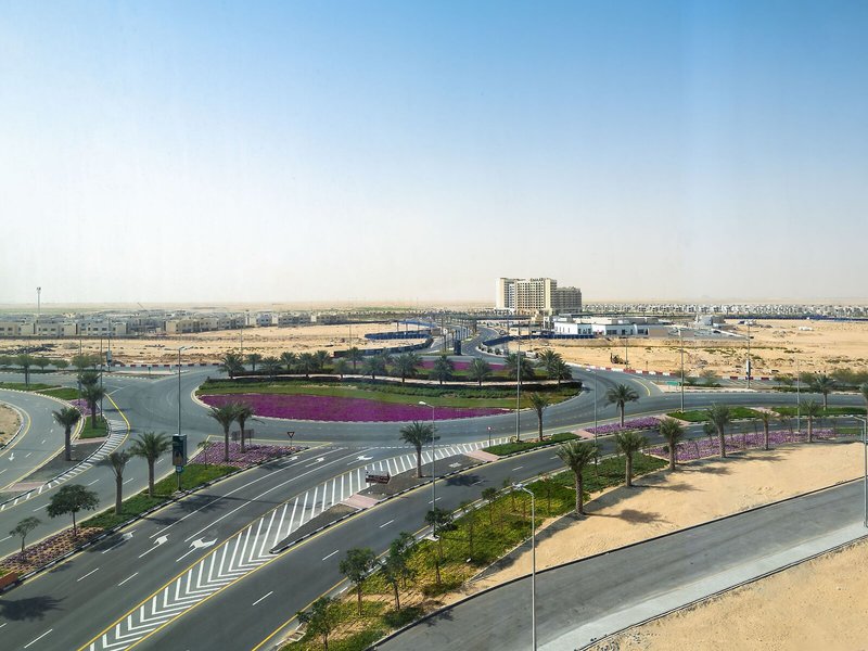 Holiday Inn Dubai Al-Maktoum Airport 6