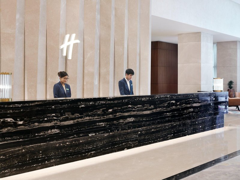 Holiday Inn Dubai Al-Maktoum Airport 18