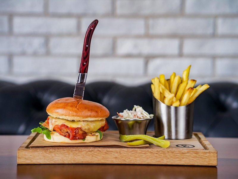 Holiday Inn Dubai Al-Maktoum Airport 23