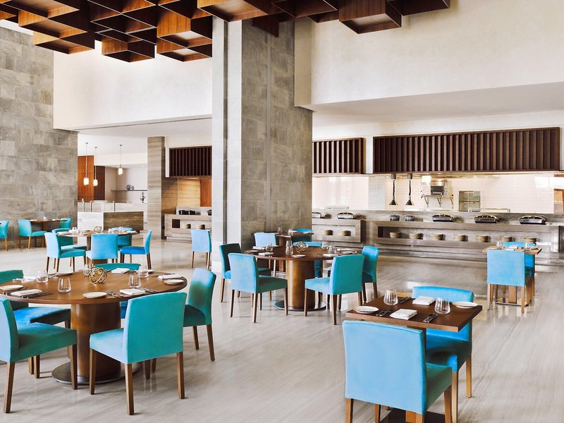 Holiday Inn Dubai Al-Maktoum Airport 26