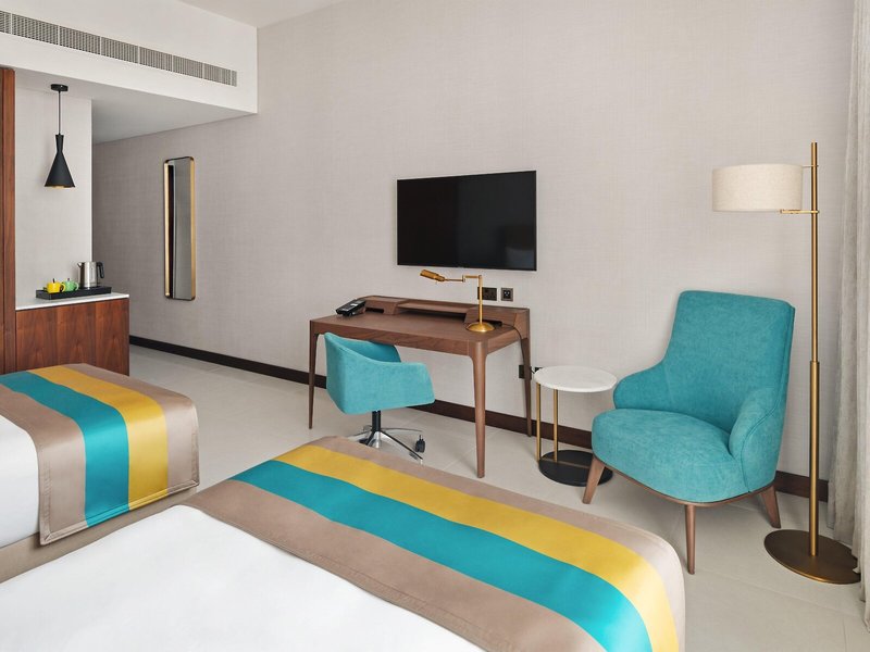 Holiday Inn Dubai Al-Maktoum Airport 37