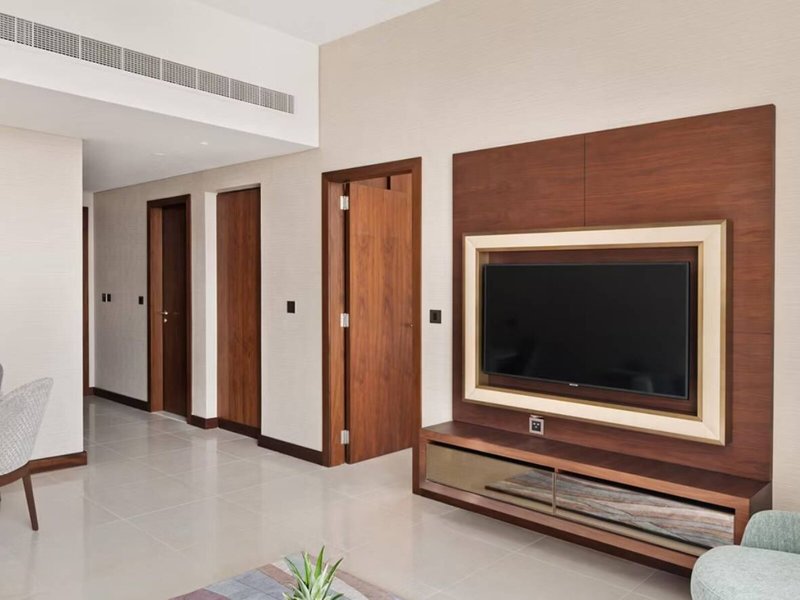 Holiday Inn Dubai Al-Maktoum Airport 42