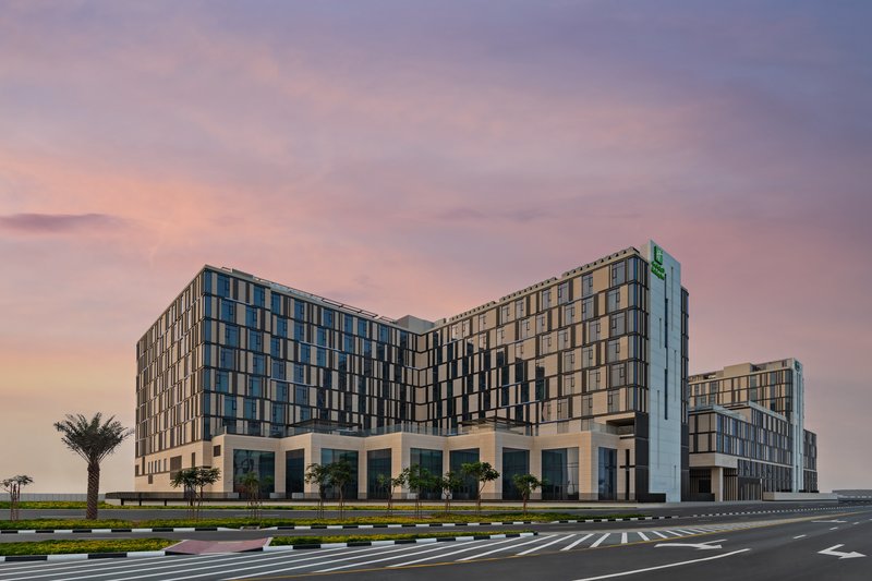 Holiday Inn Dubai Al-Maktoum Airport 2