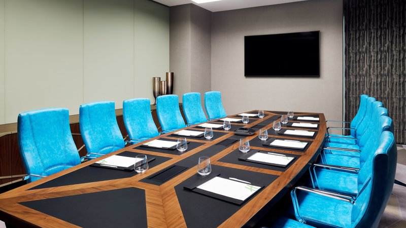 Holiday Inn Dubai Al-Maktoum Airport 5