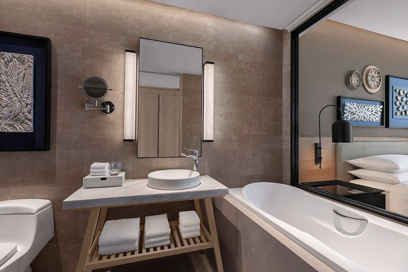 Four Points by Sheraton Phuket Patong Beach Resort 11