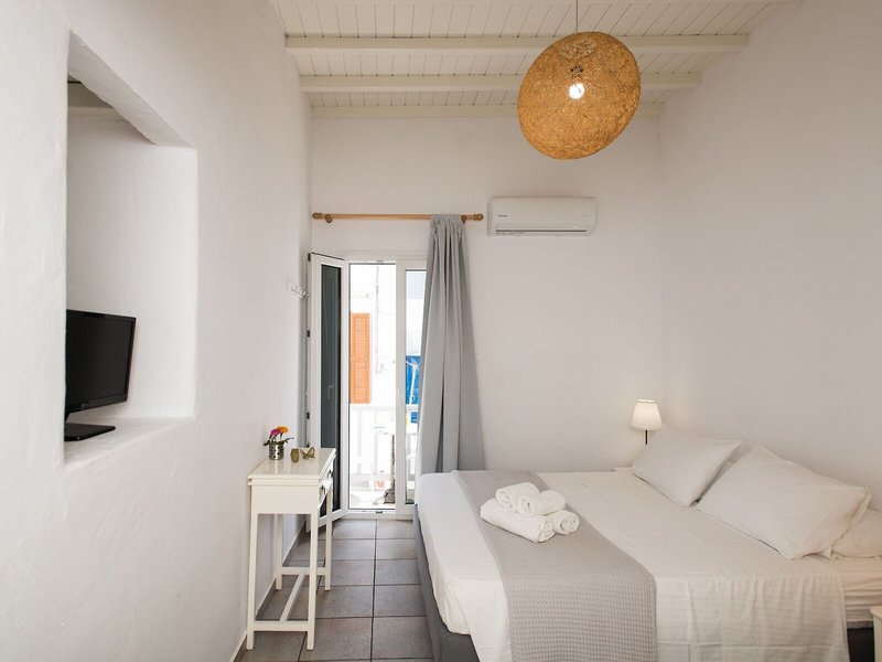 Madres Studios & Apartments 10