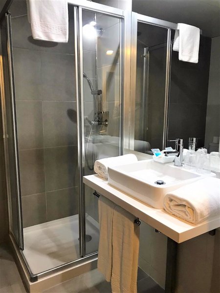 Apulia Praia 4 - Bathroom Example